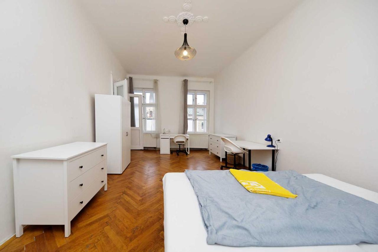 Peter'S Tower Apartments Прага Екстериор снимка